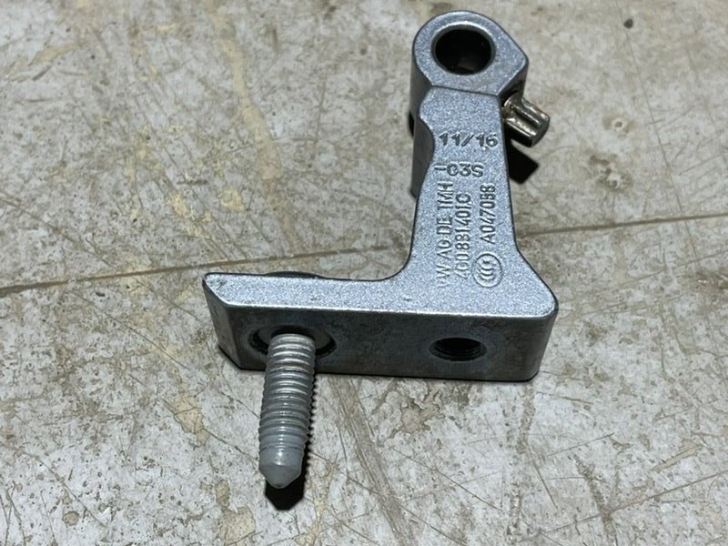 Петля двери передней левой нижняя