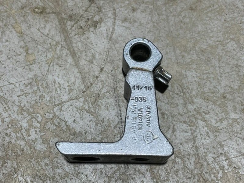 Петля двери передней левой нижняя