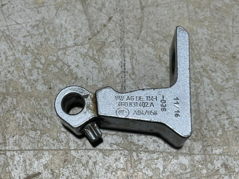 Петля двери передней правой нижняя