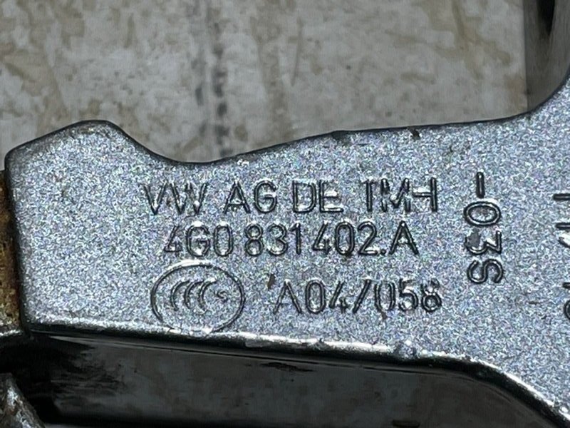 Петля двери передней правой нижняя