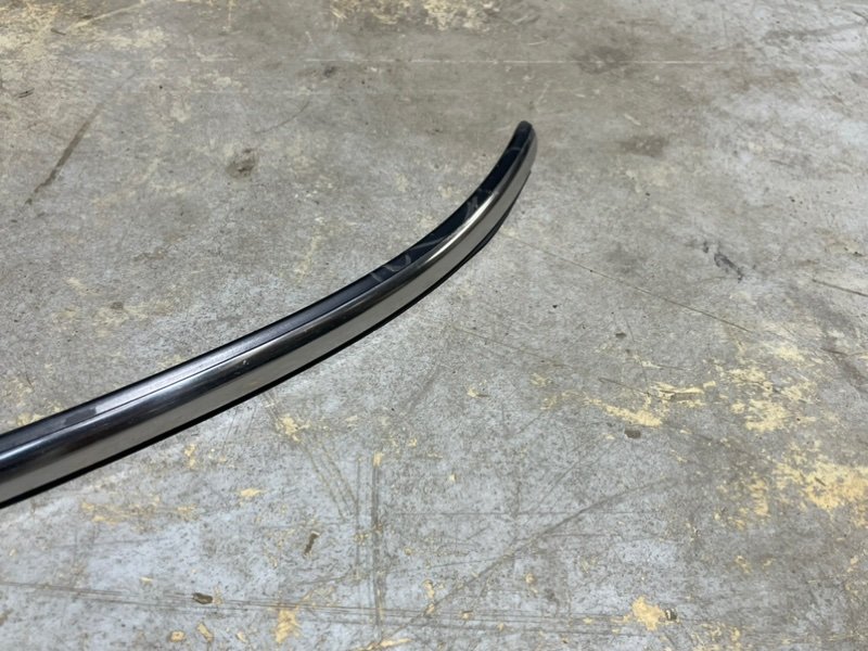 Молдинг капота