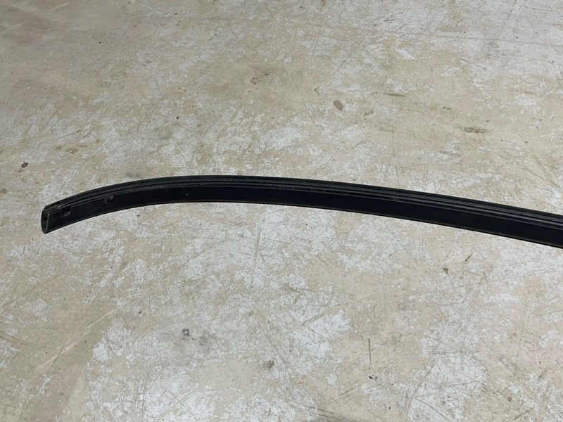 Молдинг капота