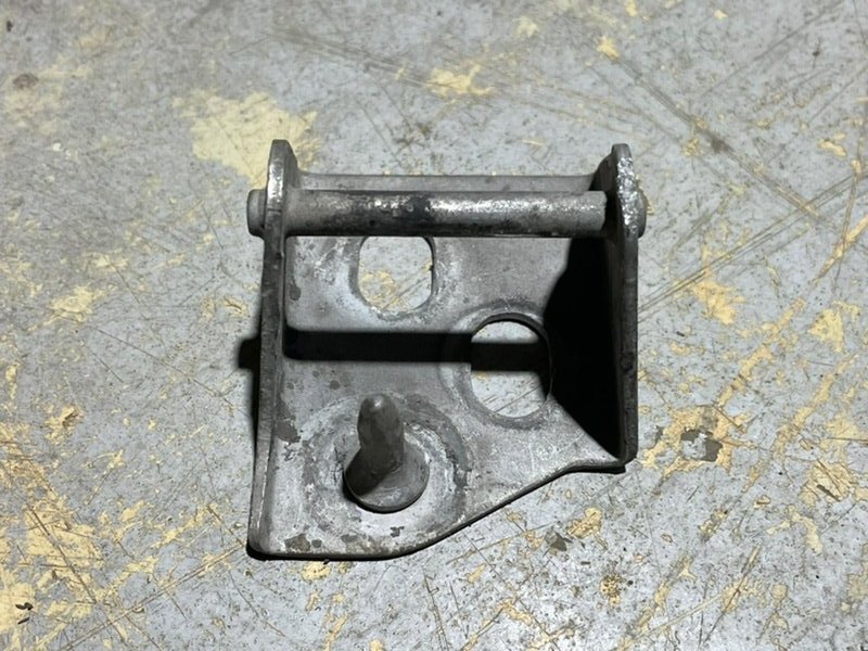 Ответная часть замка капота