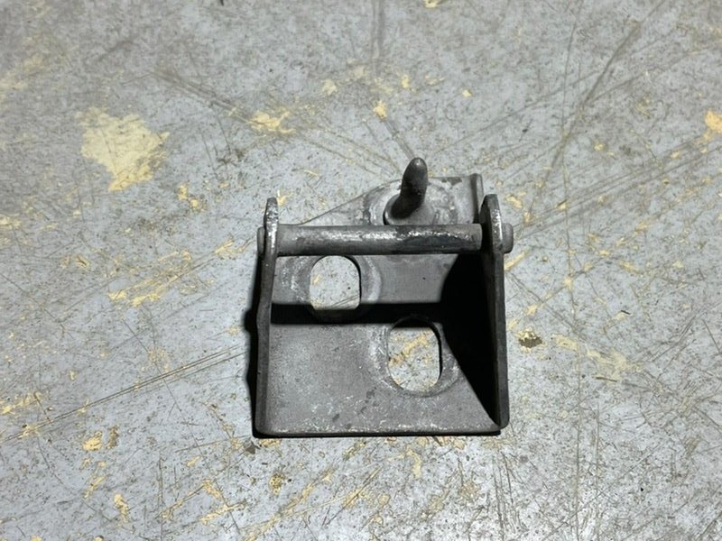 Ответная часть замка капота