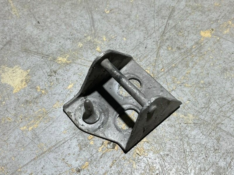 Ответная часть замка капота