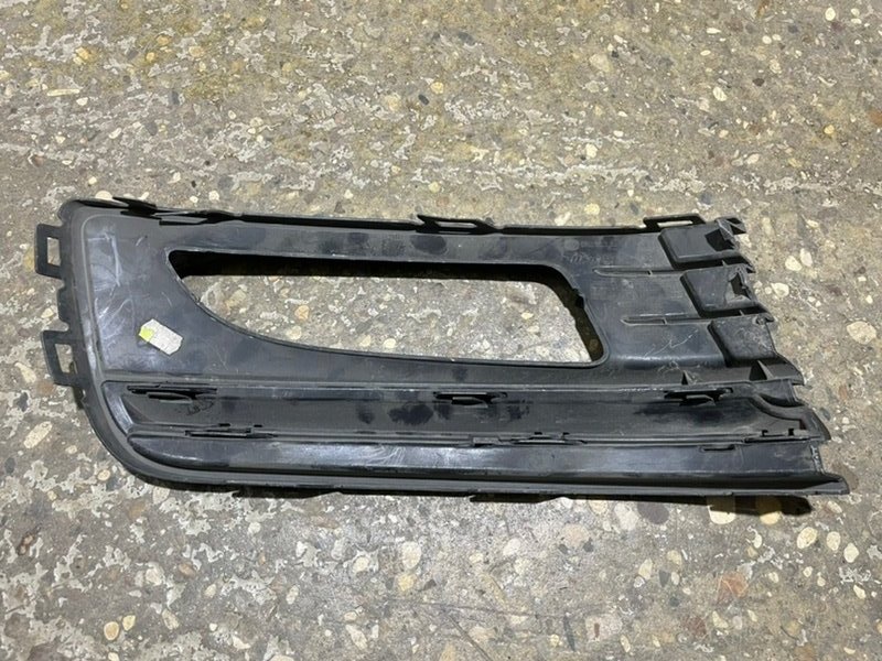 Рамка противотуманной фары левой