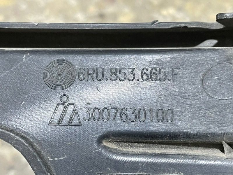 Рамка противотуманной фары левой