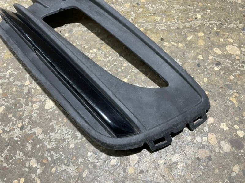 Рамка противотуманной фары левой