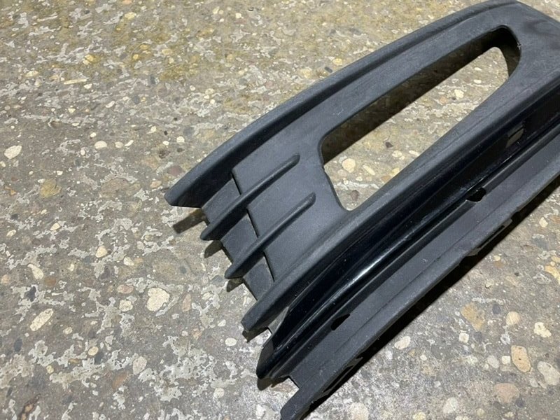 Рамка противотуманной фары левой