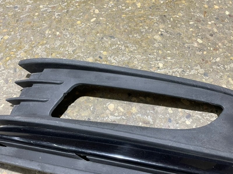 Рамка противотуманной фары левой