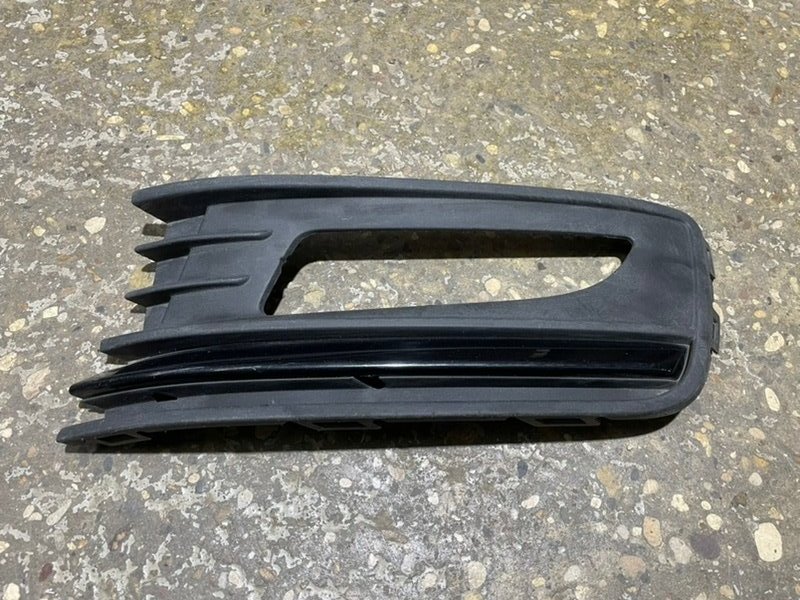 Рамка противотуманной фары левой