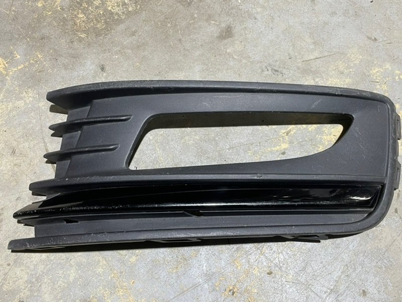 Рамка противотуманной фары левой