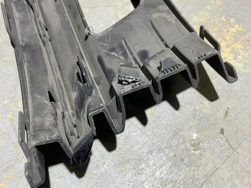 Рамка противотуманной фары левой