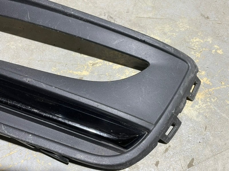 Рамка противотуманной фары левой