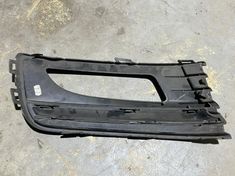 Рамка противотуманной фары левой