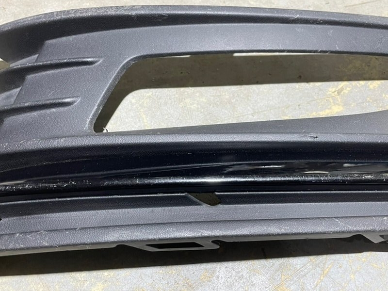 Рамка противотуманной фары левой