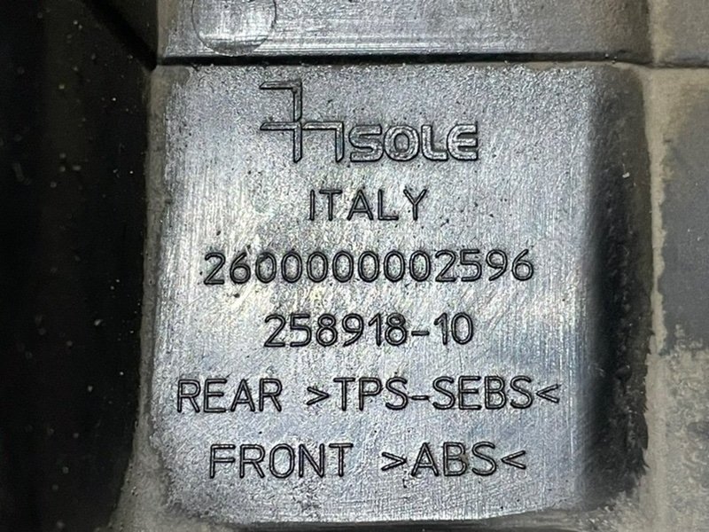 Кронштейн решетки радиатора