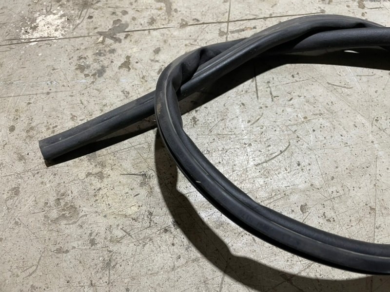 Уплотнитель капота