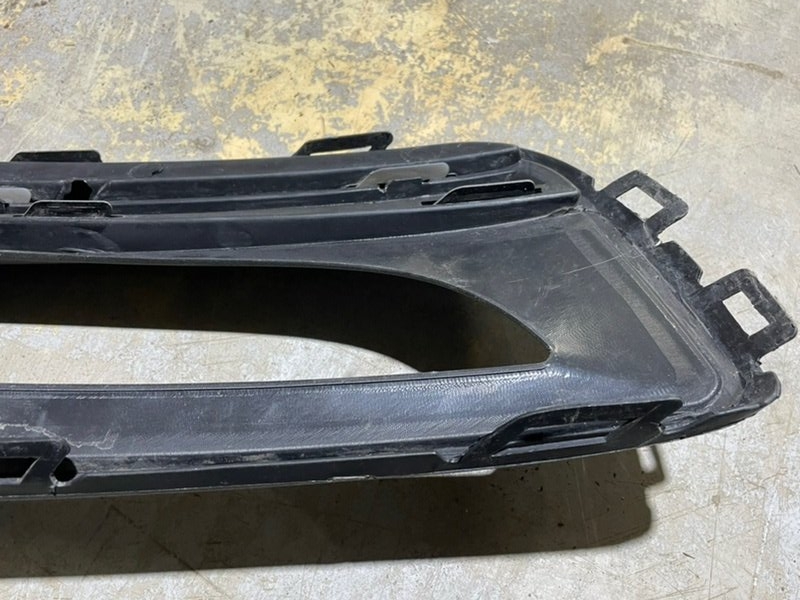 Рамка противотуманной фары левой