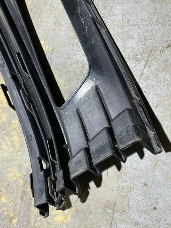 Рамка противотуманной фары левой