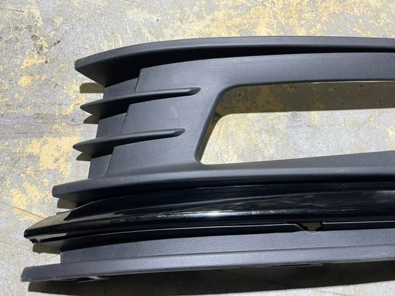 Рамка противотуманной фары левой