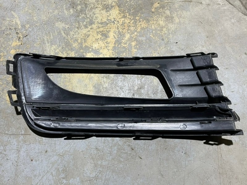 Рамка противотуманной фары левой