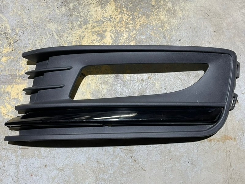 Рамка противотуманной фары левой