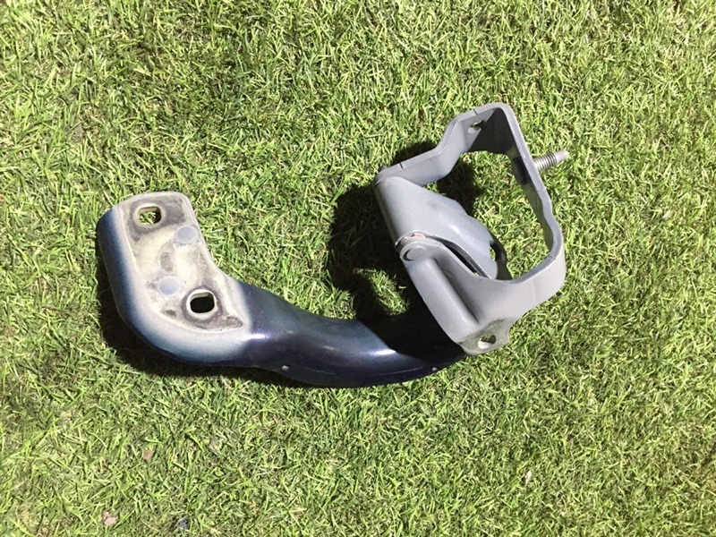 Петля крышки багажника