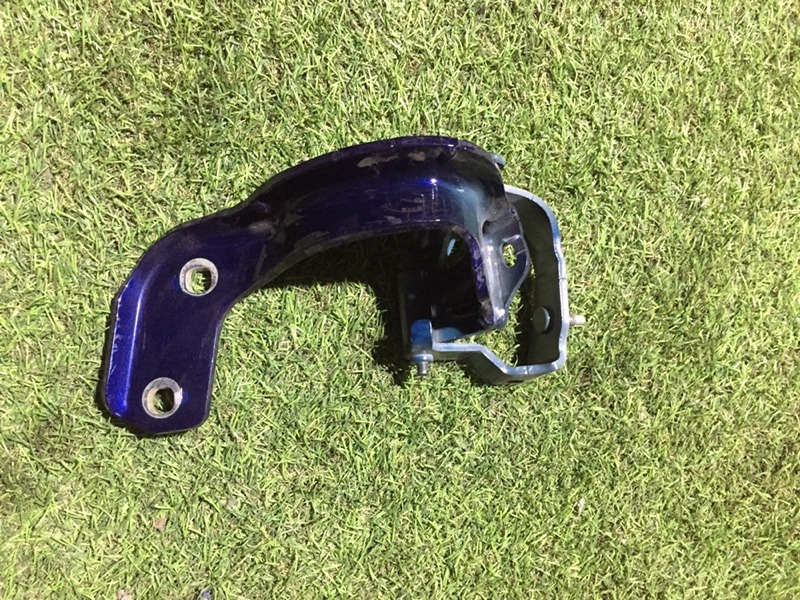 Петля крышки багажника