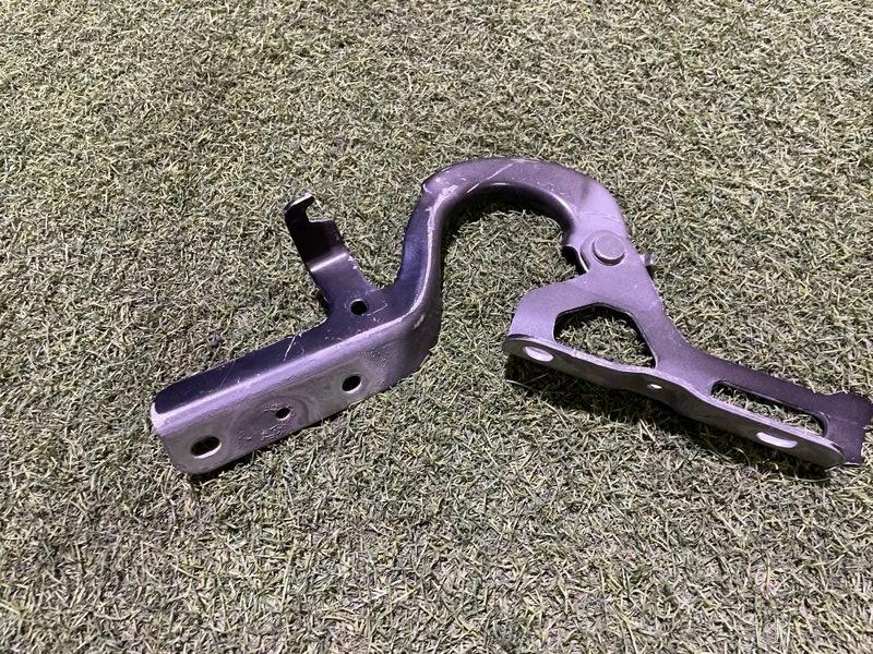 Петля капота