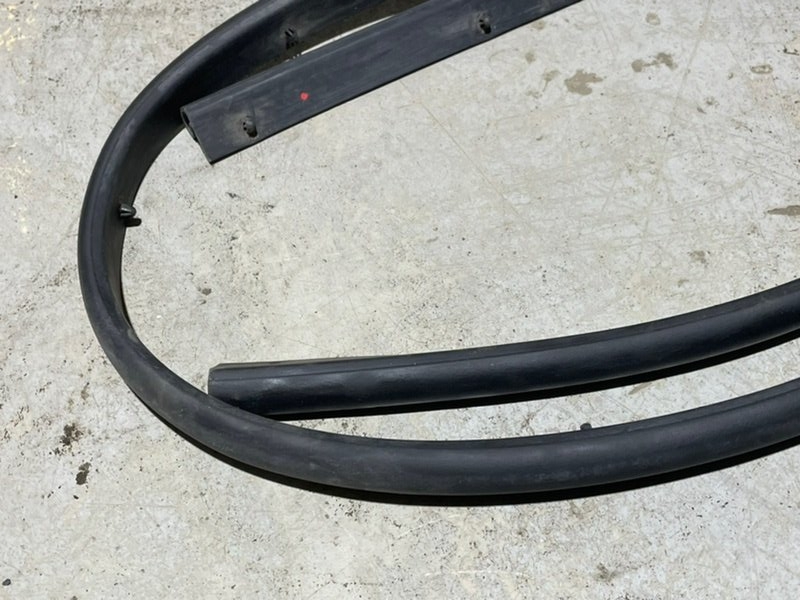 Уплотнитель капота