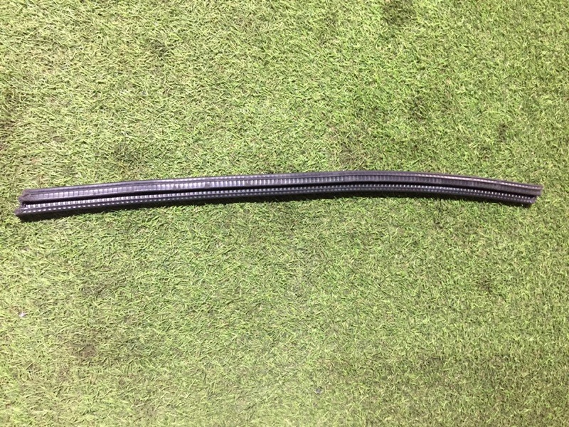 Уплотнитель передней правой двери