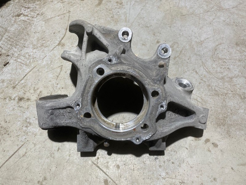 Кулак поворотный задний правый