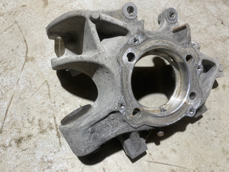 Кулак поворотный задний правый