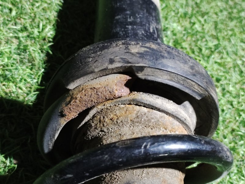 Амортизатор задний левый