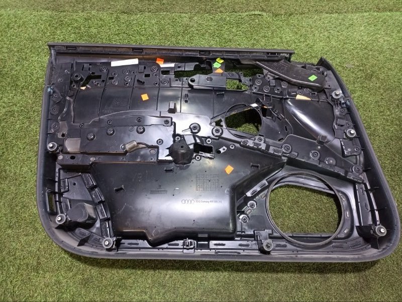 Обшивка двери передней правой