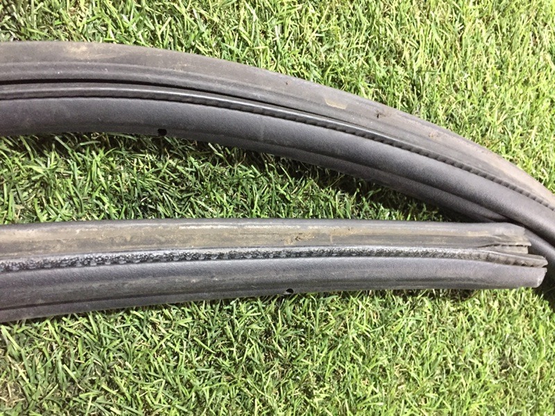 Уплотнитель стекла двери