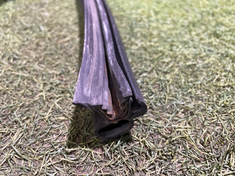 Уплотнитель стекла двери