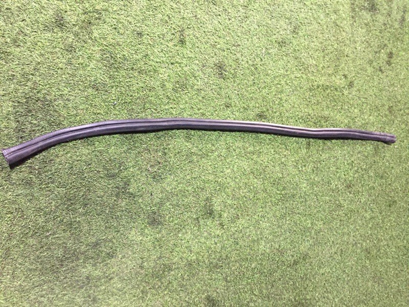 Уплотнитель капота