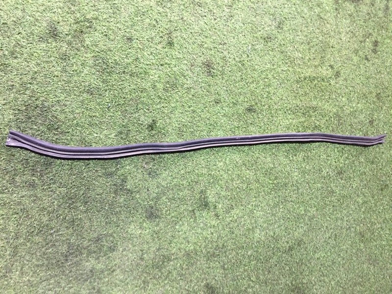 Уплотнитель капота