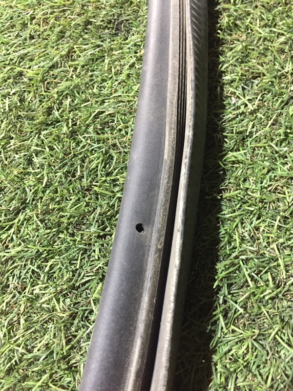 Уплотнитель капота