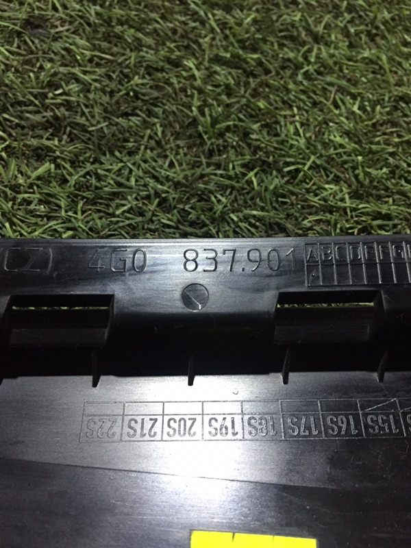 Накладка двери передней левой