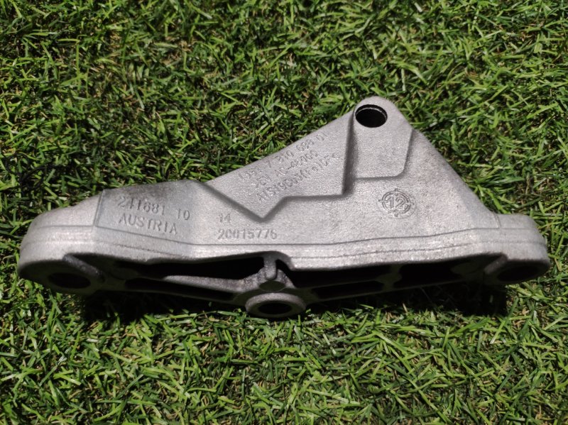 Кронштейн двигателя