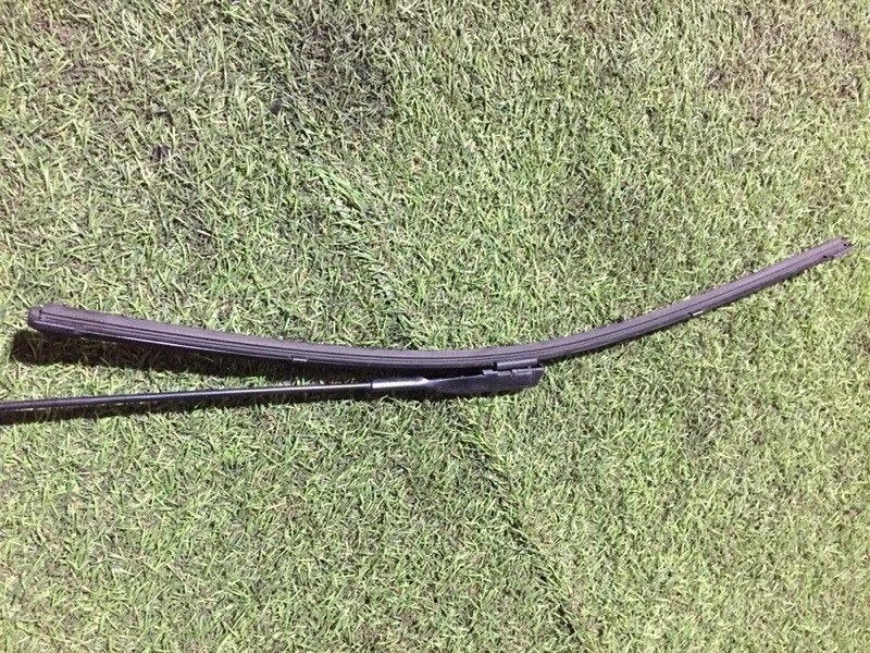 Поводок стеклоочистителя передний правый