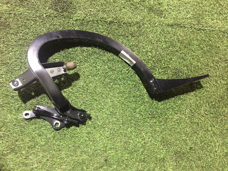 Петля крышки багажника