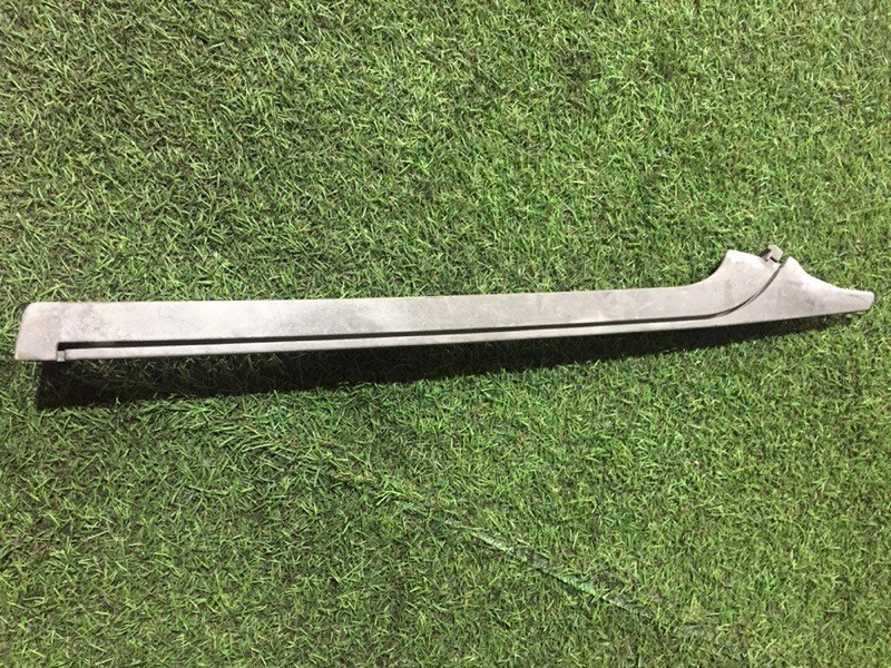 Направляющая шторки багажника