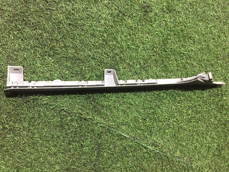 Направляющая шторки багажника