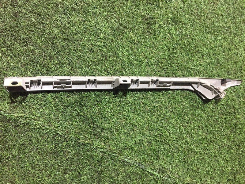 Направляющая шторки багажника