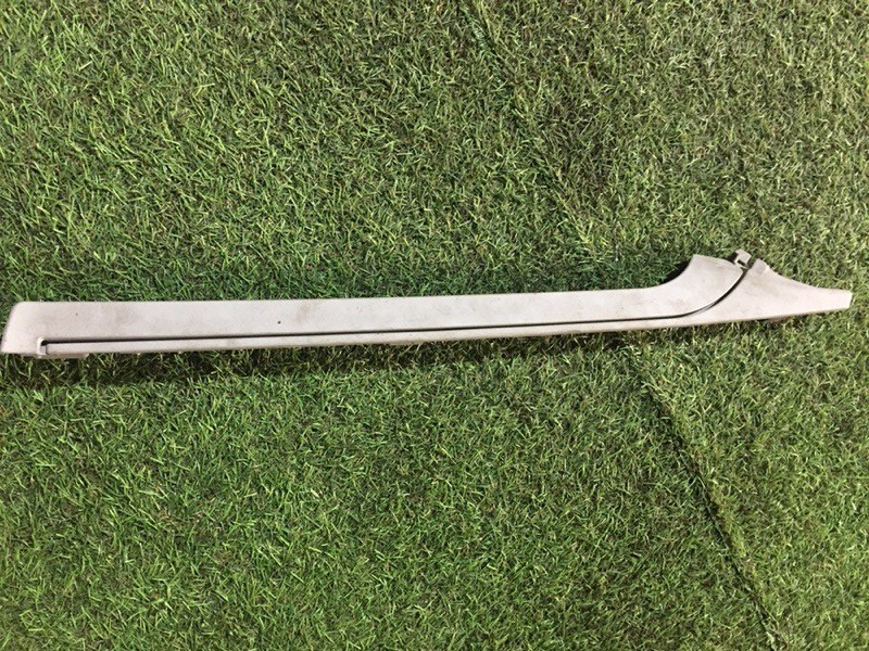 Направляющая шторки багажника