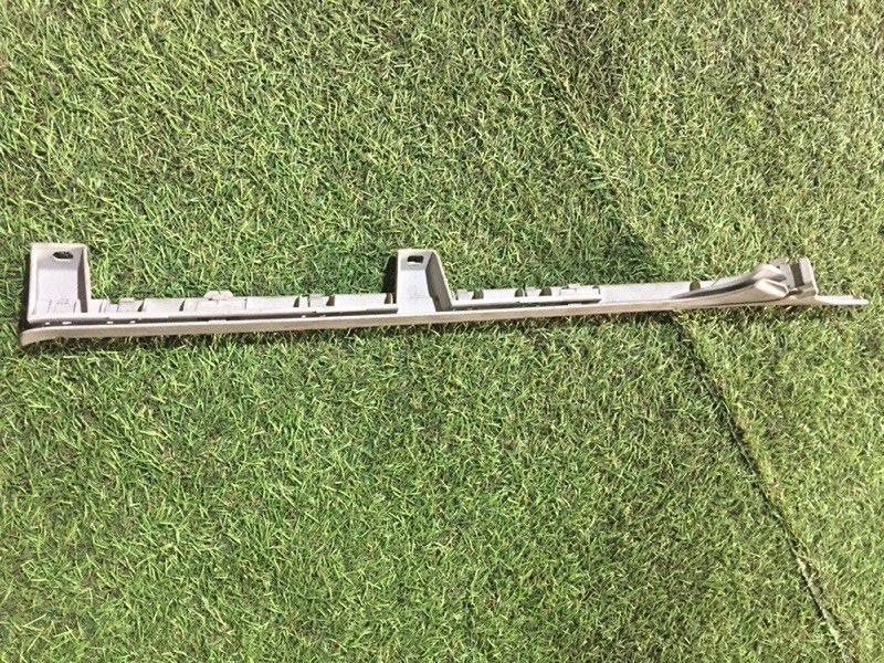 Направляющая шторки багажника